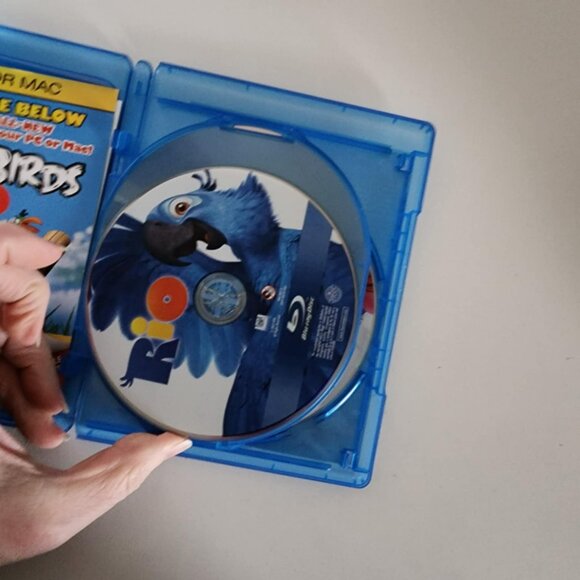 EUC 3 Disc Rio Collector's Set Blu-Ray + DVD + Digital Cop - Picture 5 of 8